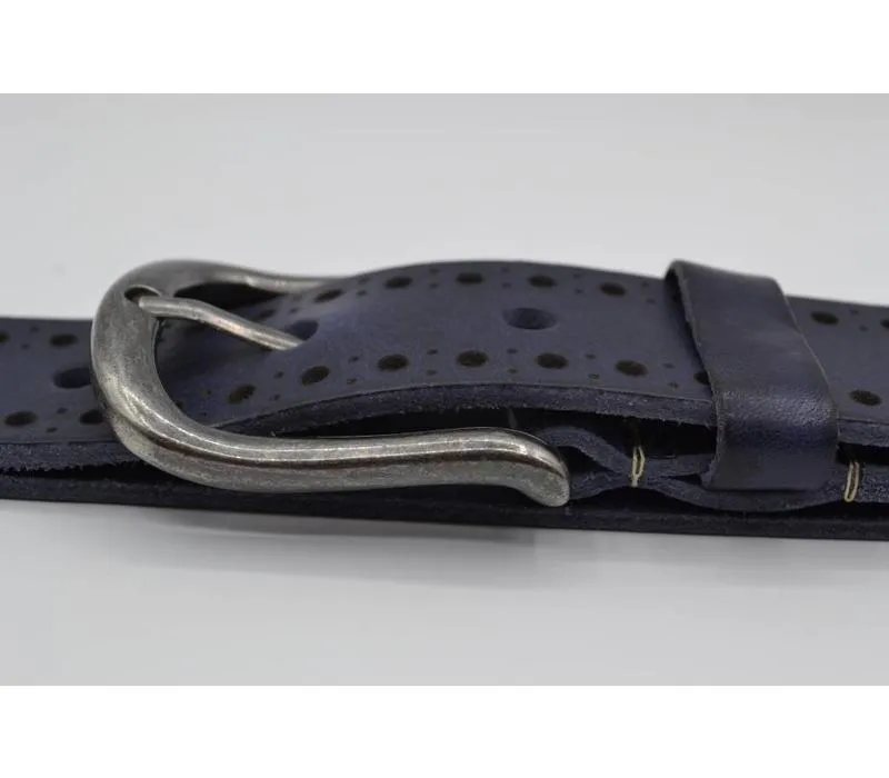 40mm brede casual riem van italiaans volnerf leder. Diep gelaserd en gewassen voor een vintage look